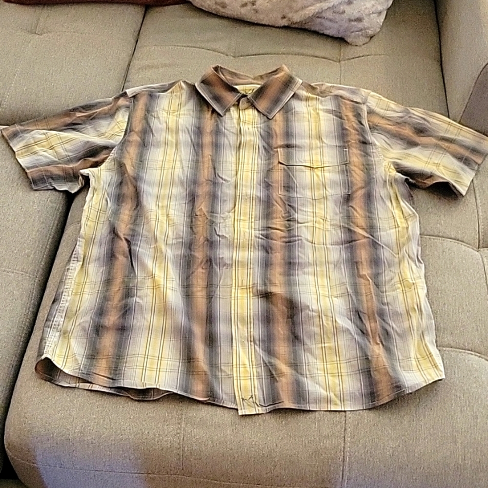 Men's short sleeve button down shirt. Size large tall. Woolrich